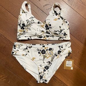 NWT Nip Tuck Bikini - Bottoms M, Top 10.